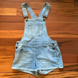 Womens size 7 blue jean overalls.